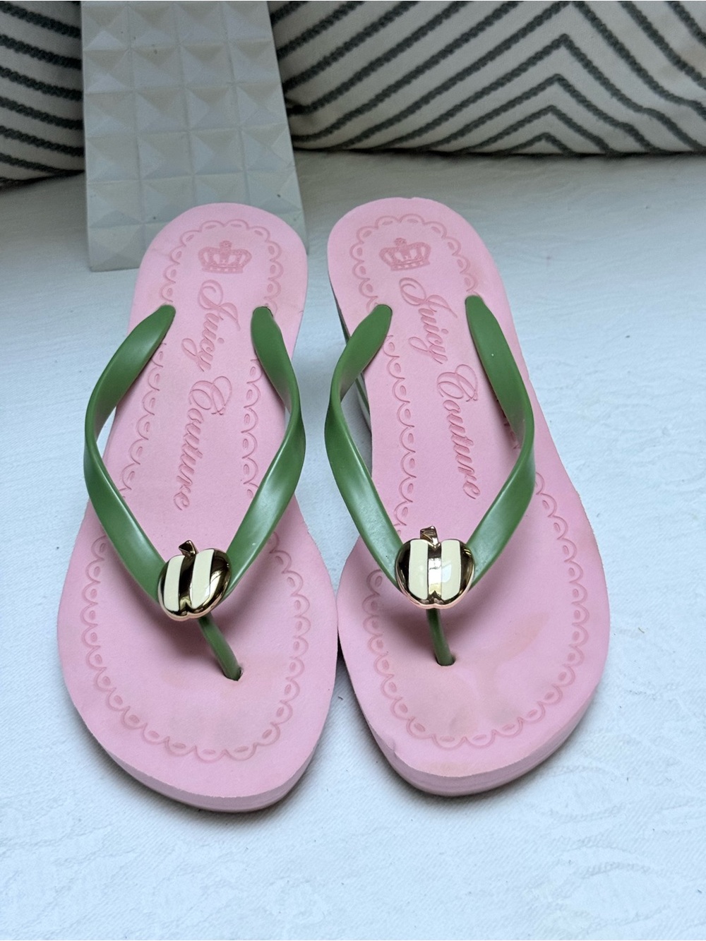 Y2K Juicy Couture Pink Footbed with Green Straps Flip Flops - Picture 2 of 10